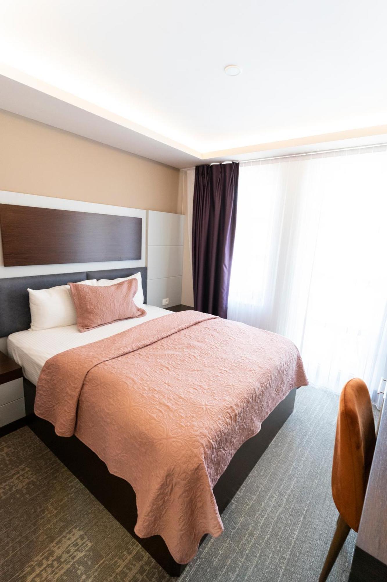 Hotel Prizreni Екстер'єр фото