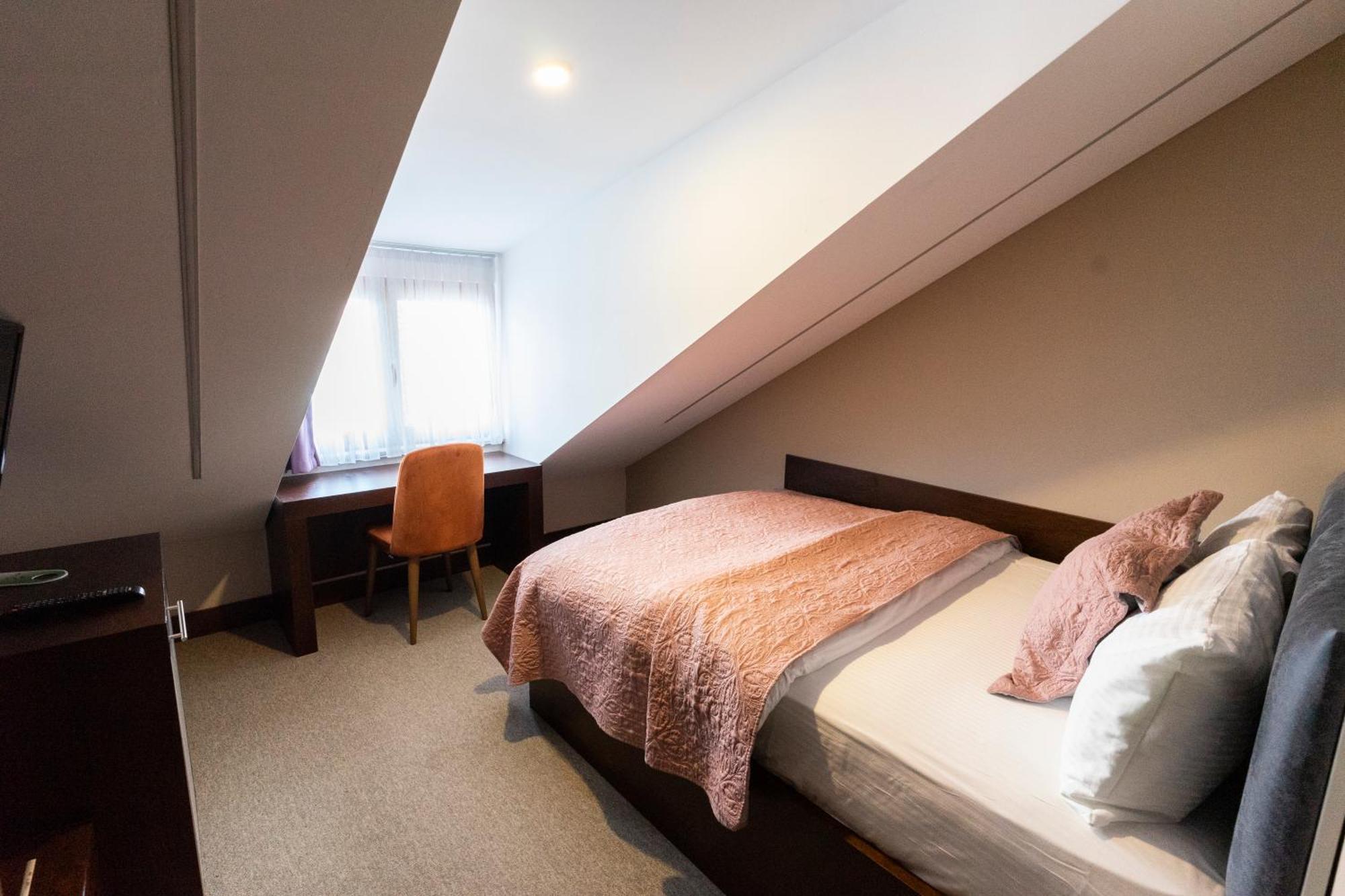 Hotel Prizreni Екстер'єр фото