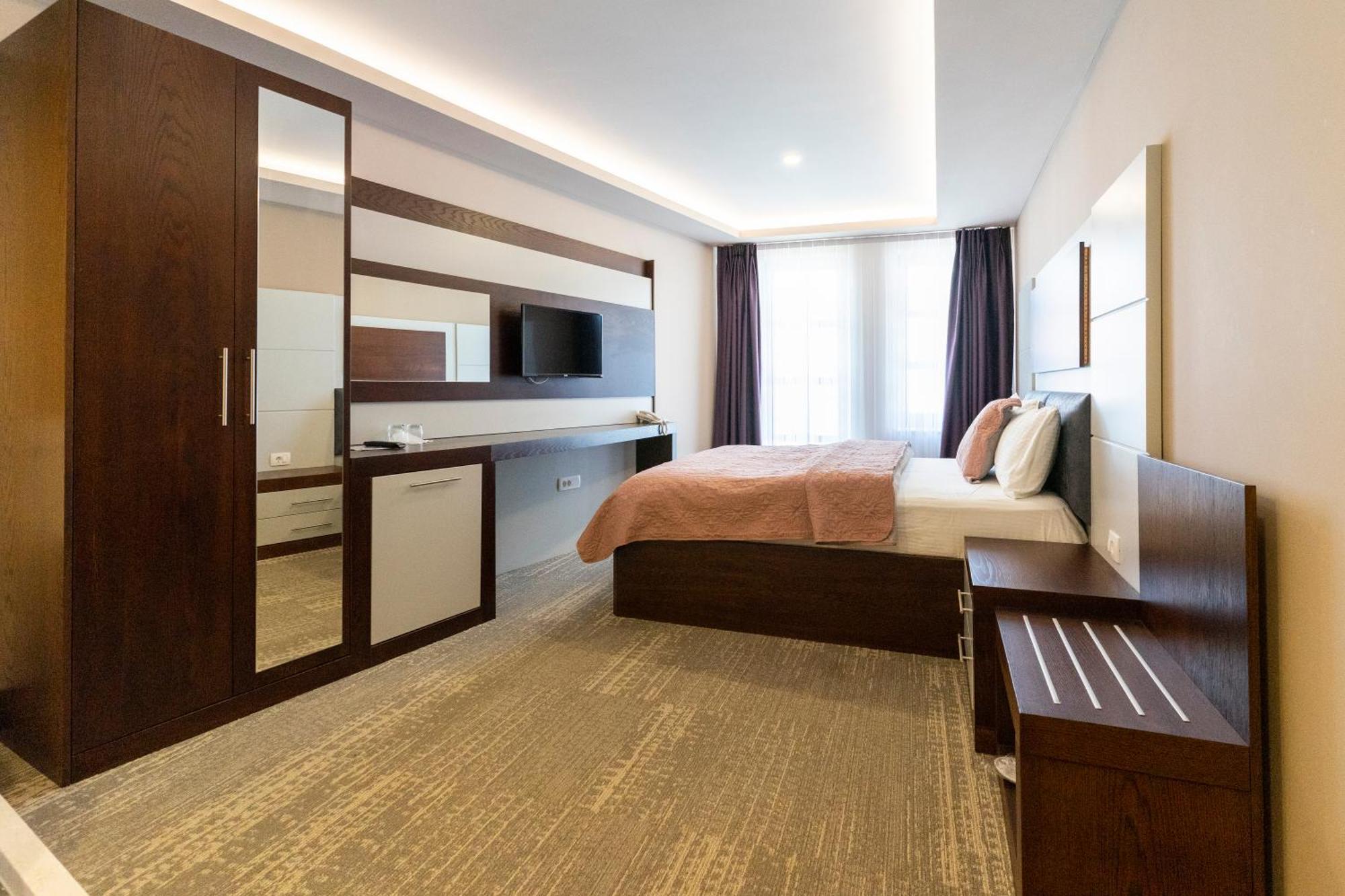 Hotel Prizreni Екстер'єр фото
