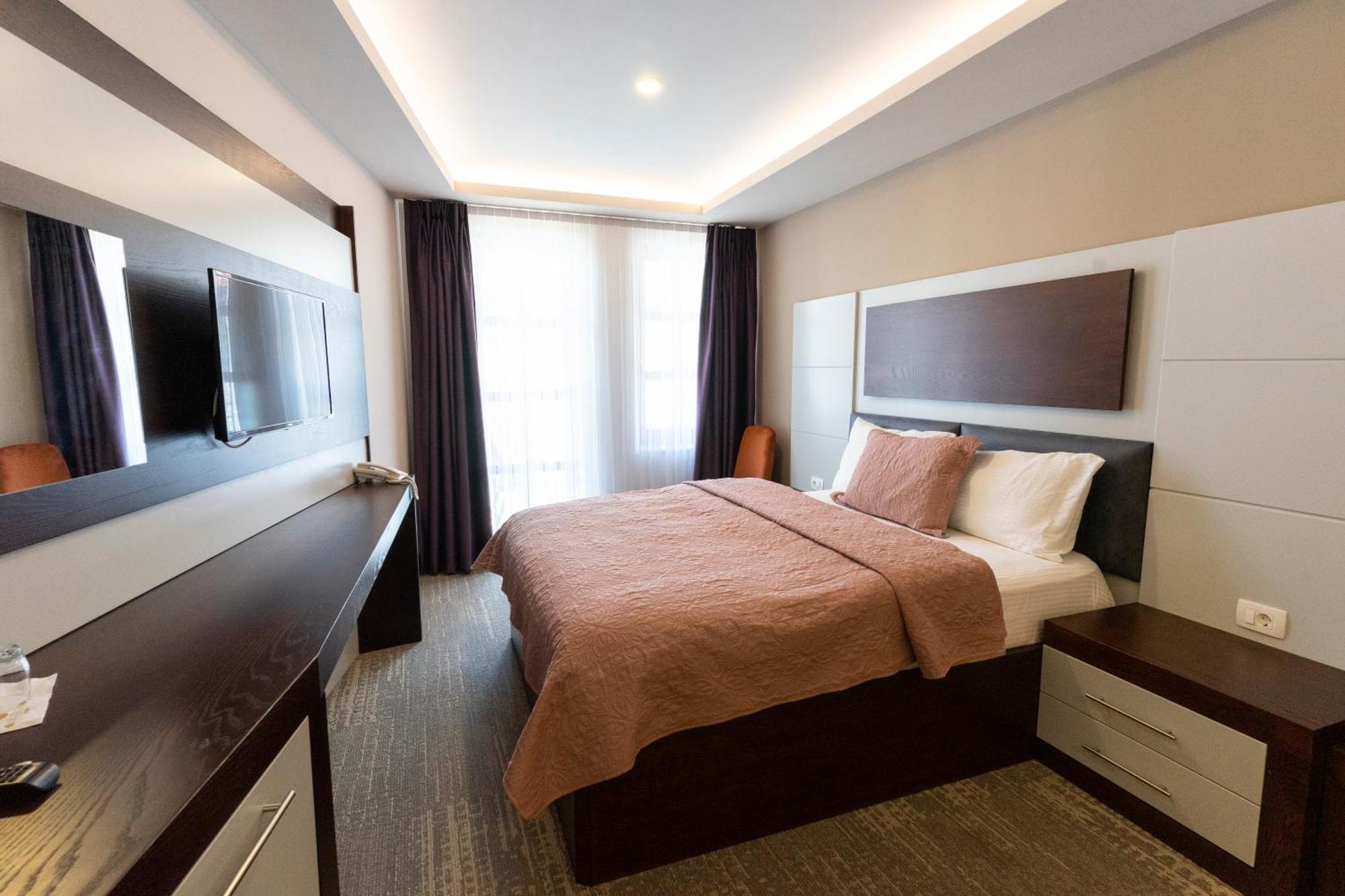 Hotel Prizreni Екстер'єр фото