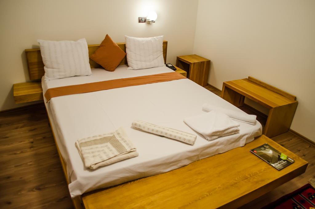 Hotel Prizreni Екстер'єр фото
