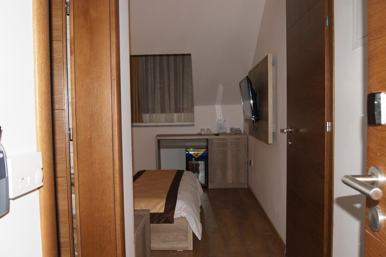 Hotel Prizreni Екстер'єр фото